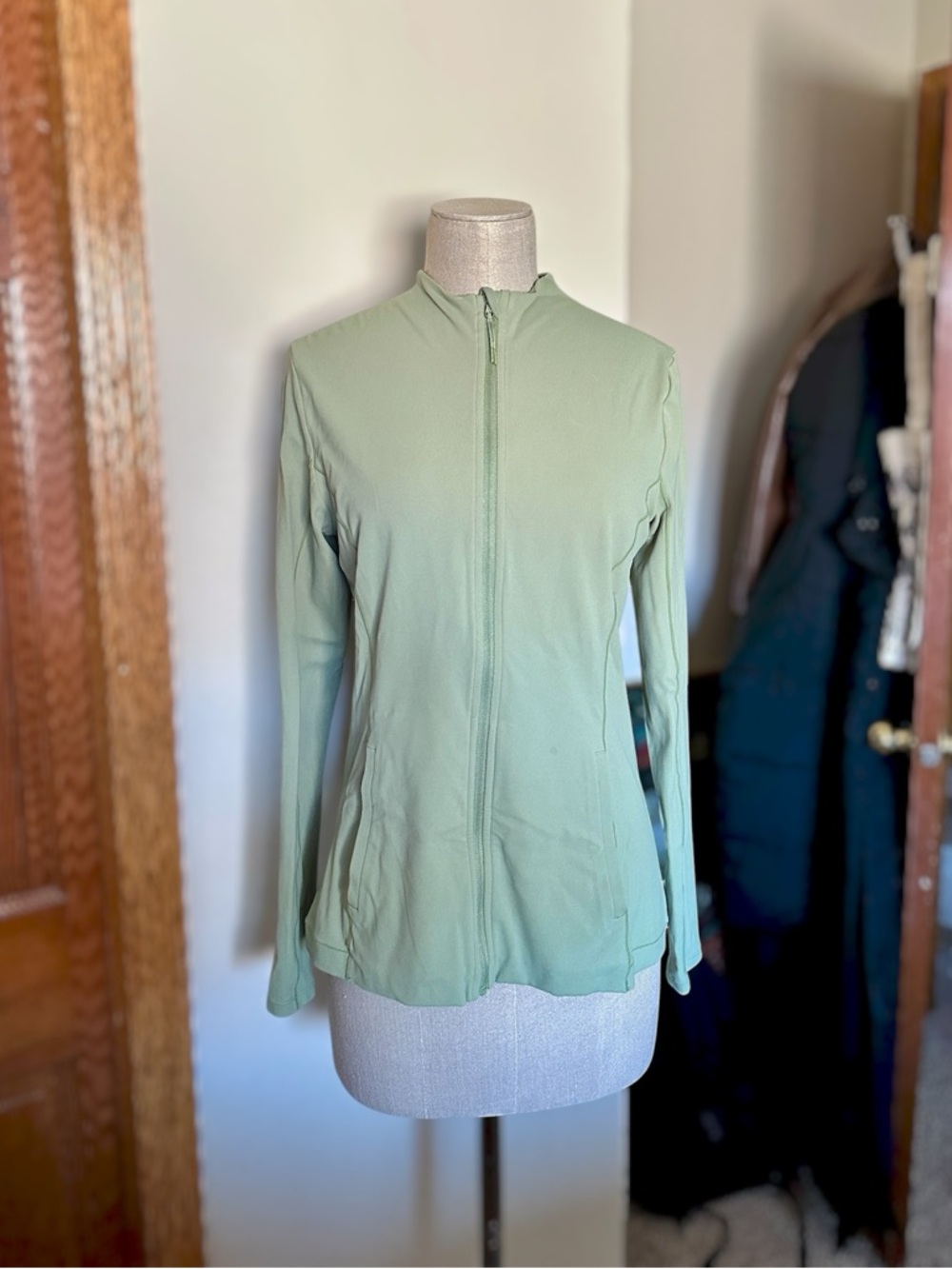 Nike Women's Olive Green Yoga Dri-FIT Luxe Fitted LIKE NEW Jacket Medium